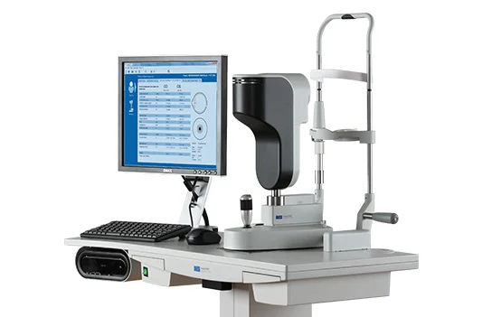 Biômetro com monitor exibindo as medidas do olho, usado no cálculo da lente intraocular
